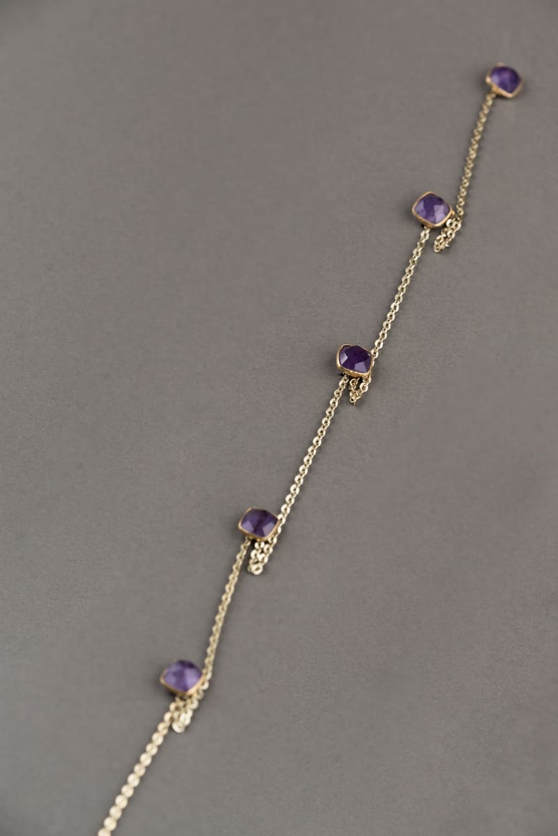 Purple Precious Stone - Set Of 5 Buttons With Gold Plated Chain