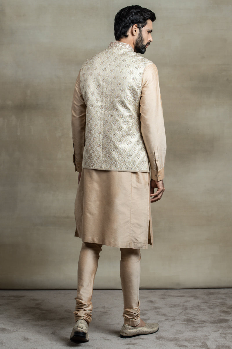 Kurta Bundi Set Highlighted With Aari And Zardozi Embroidery