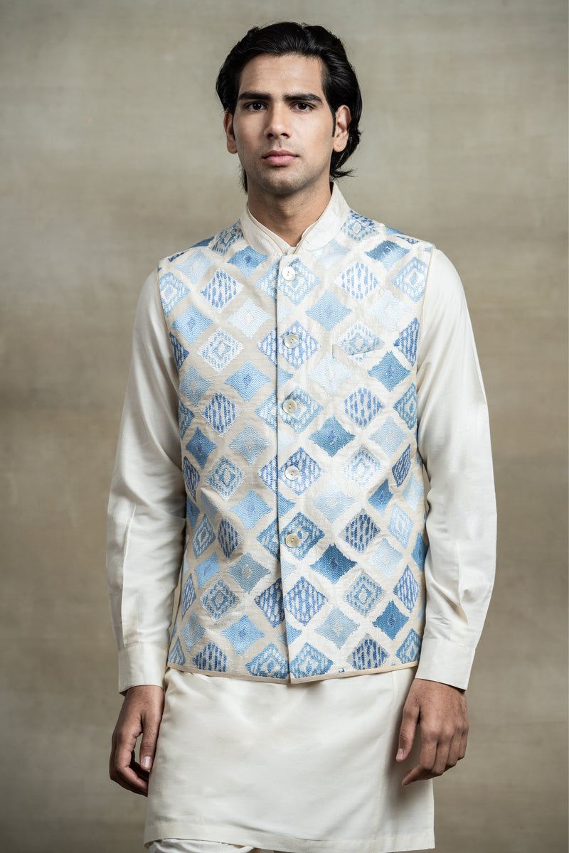 All Over Thread patterned Embroidered Kurta Bundi Set