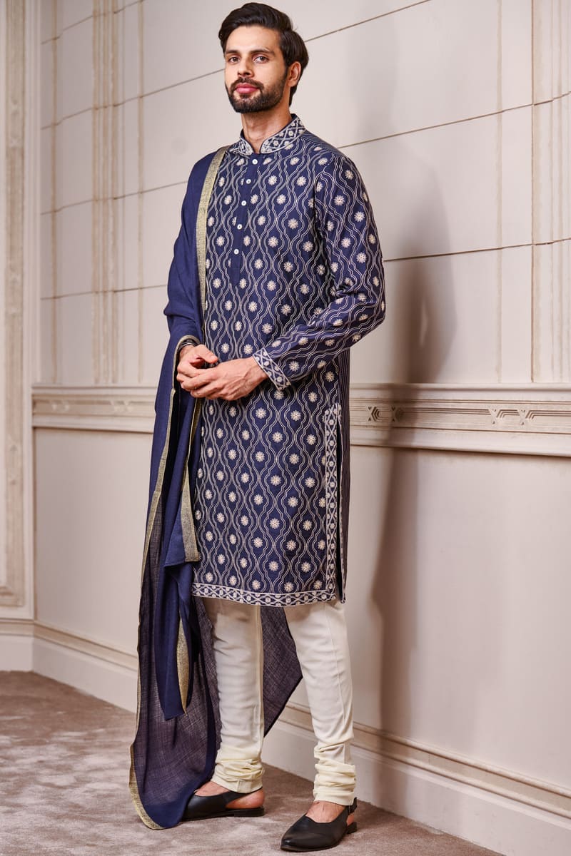 Kurta Set With All Over Thread Embroider